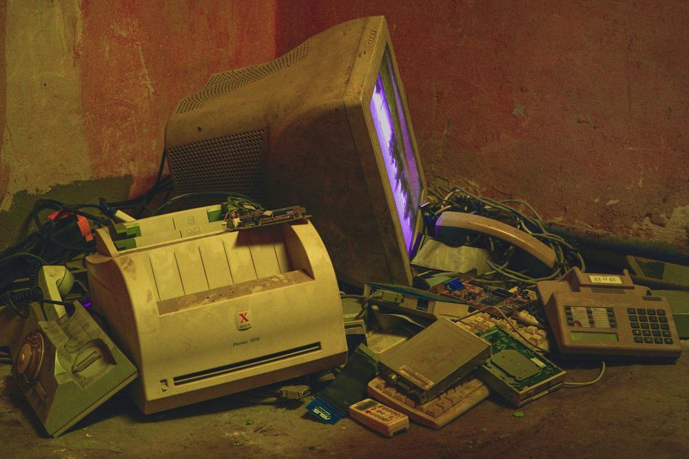 Rifiuti elettronici in un centro di riciclaggio