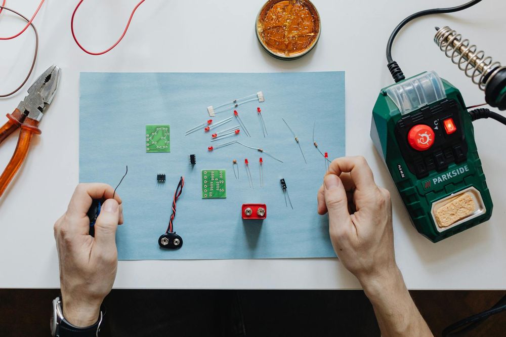 Riparazione di dispositivi elettronici con strumenti specializzati