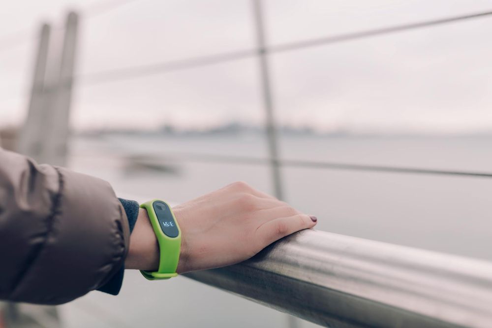Uomo che indossa uno smartwatch mentre fa esercizio fisico