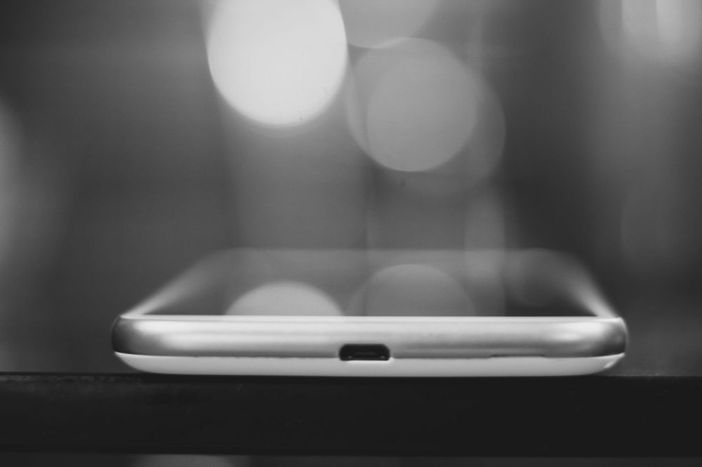 Connettore di ricarica rotto su uno smartphone