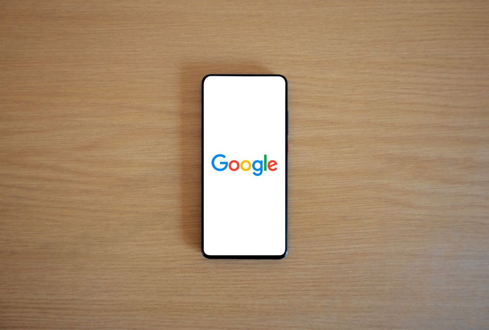 Immagine concettuale o rendering di un Google Pixel 11, che mette in risalto il design innovativo e l'integrazione AI.