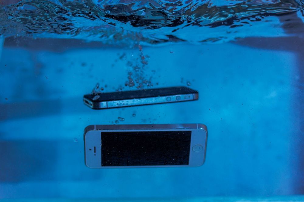Smartphone danneggiato dall'acqua su un tavolo