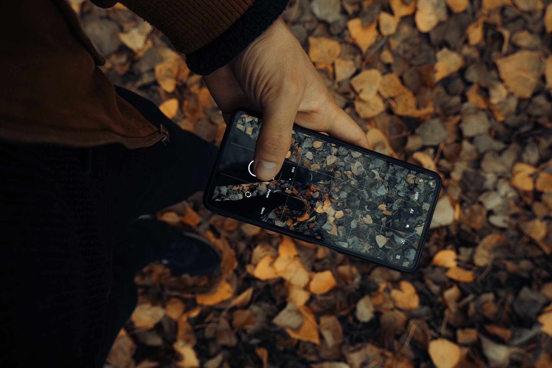 Persona che scatta una foto con un moderno smartphone con teleobiettivi, rappresentando il miglior smartphone per fotografia nel 2026.