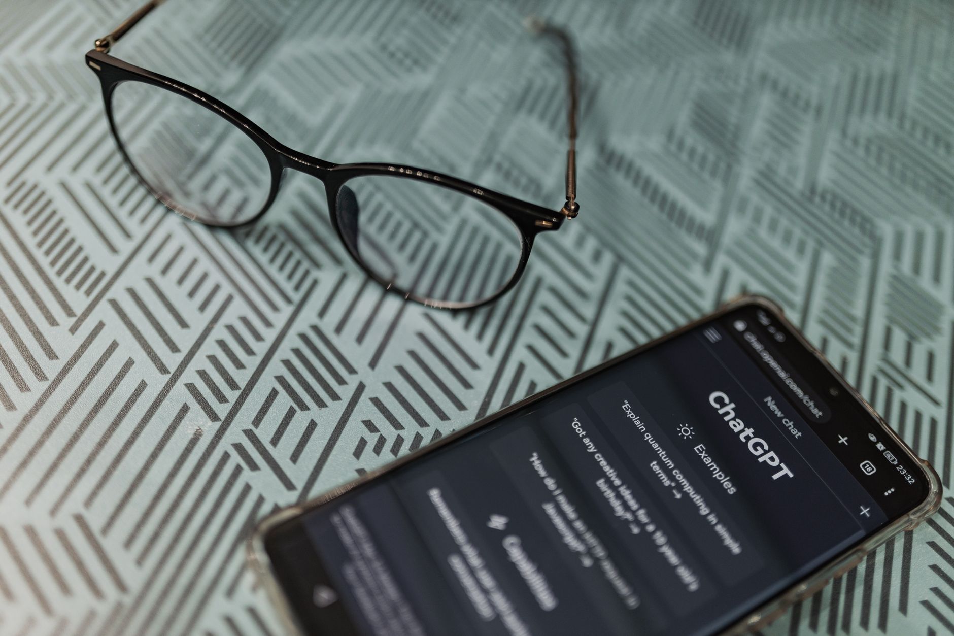 Smartphone moderno con interfaccia AI che mostra un assistente digitale, simboleggiando l'integrazione dell'intelligenza artificiale nel quotidiano.