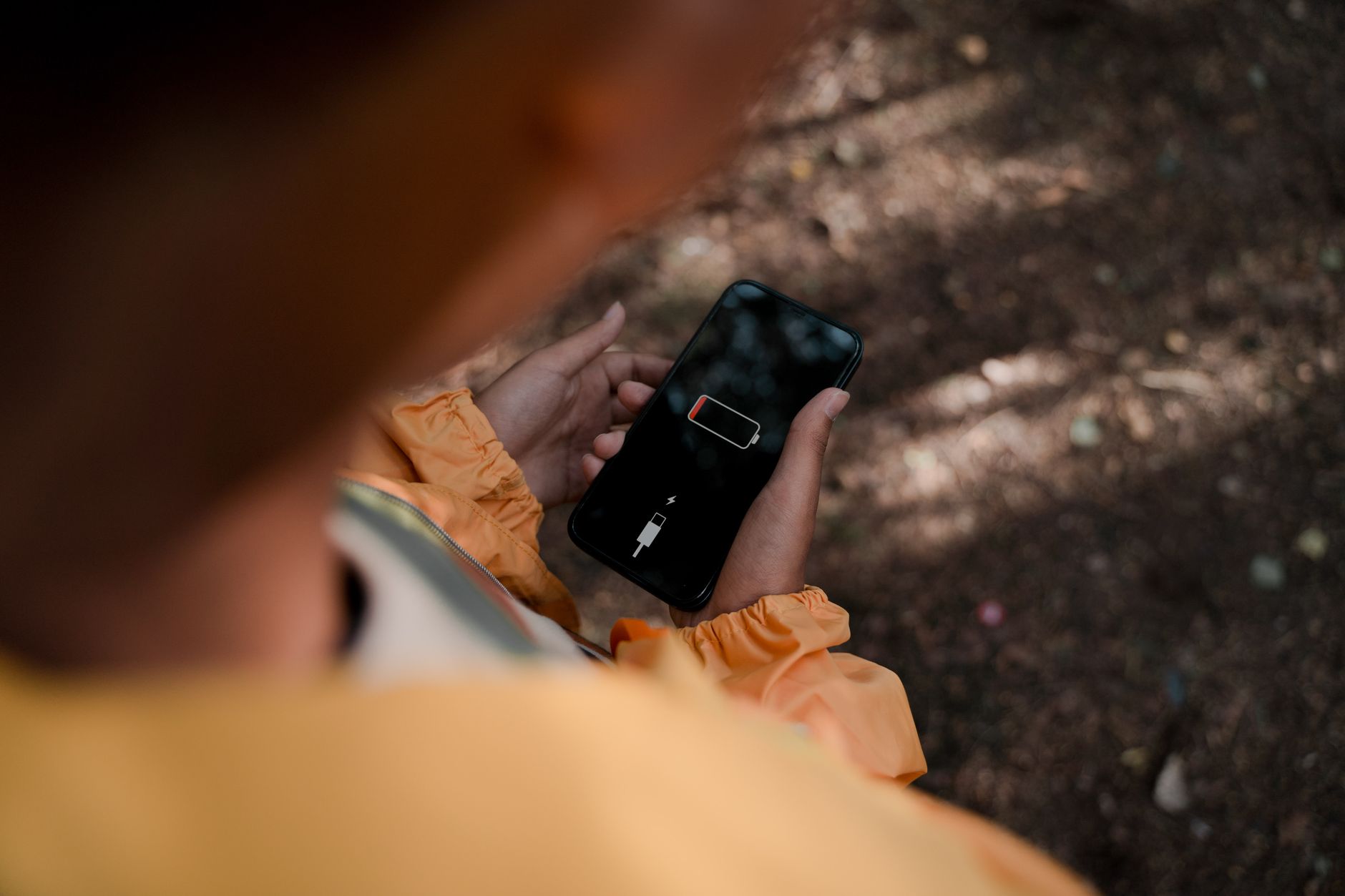 Una batteria gonfia in uno smartphone