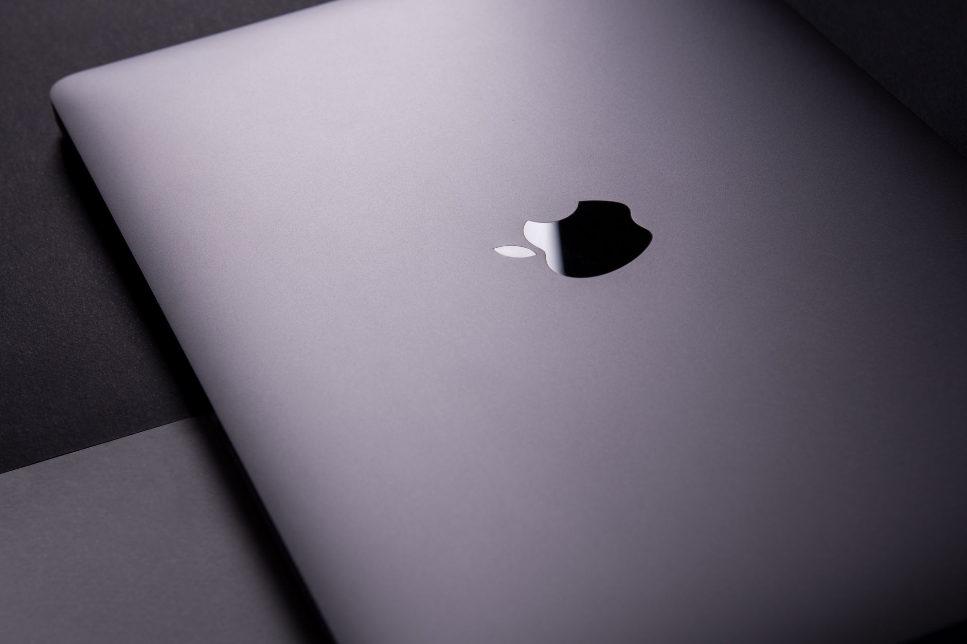 MacBook ricondizionato su un tavolo con uno sfondo di lavoro