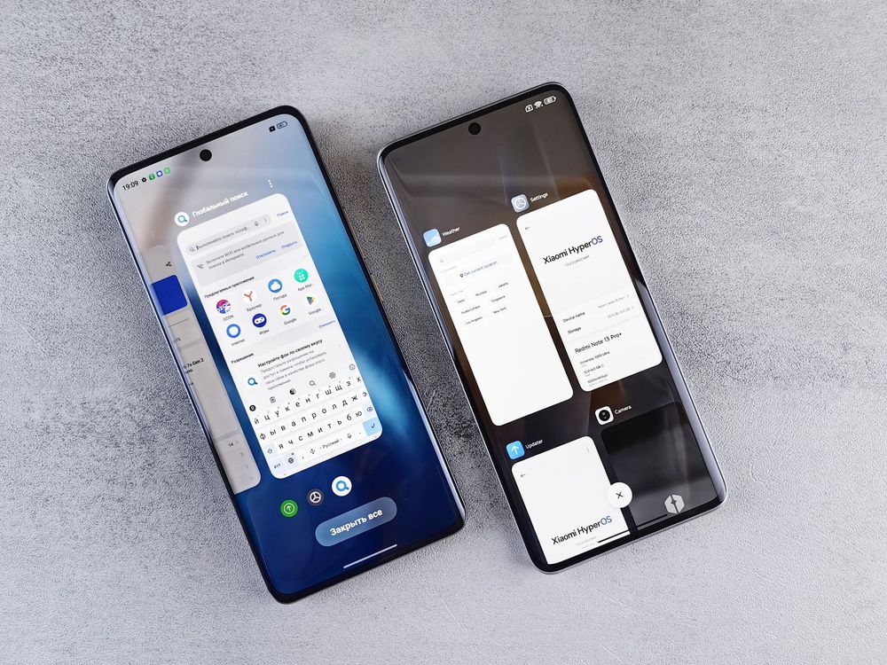 Smartphone pieghevole moderno aperto con interfaccia Android avanzata sullo schermo