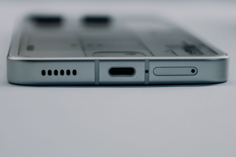 Dettaglio di un connettore USB-C danneggiato su uno smartphone, con un cavo di ricarica USB-C inserito male o parzialmente.