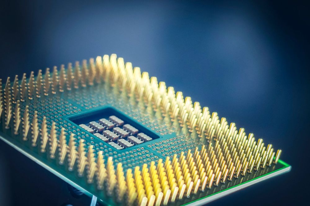 Vista ravvicinata del nuovo chipset Snapdragon 2026 su un palco durante il Summit alle Hawaii, con luci e grafica AI