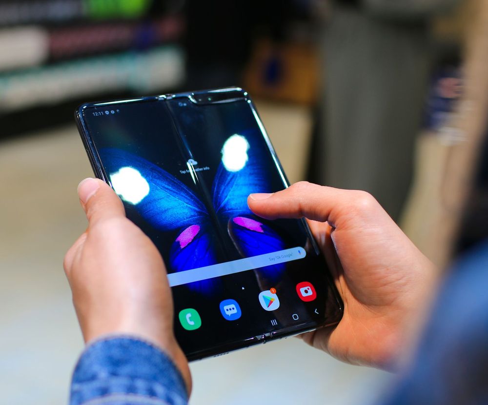 Un moderno smartphone pieghevole Samsung con lo schermo aperto e la cerniera in evidenza