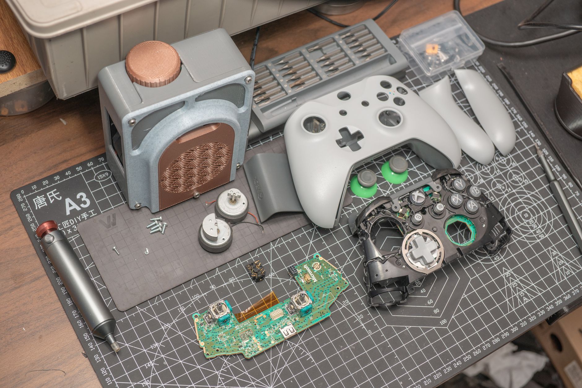 Manutenzione di un controller Xbox con un joystick smontato che mostra i componenti interni, per la riparazione del drift.