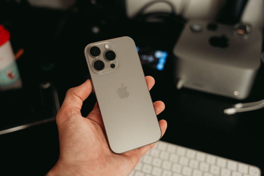 Persona che impugna un nuovo modello di iPhone appena presentato durante l'evento Apple