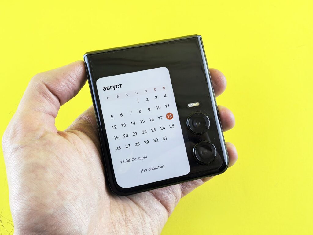 Primo piano del Samsung Galaxy Z Flip8 piegato e aperto, mostrando la FlexWindow e il design compatto ed elegante.